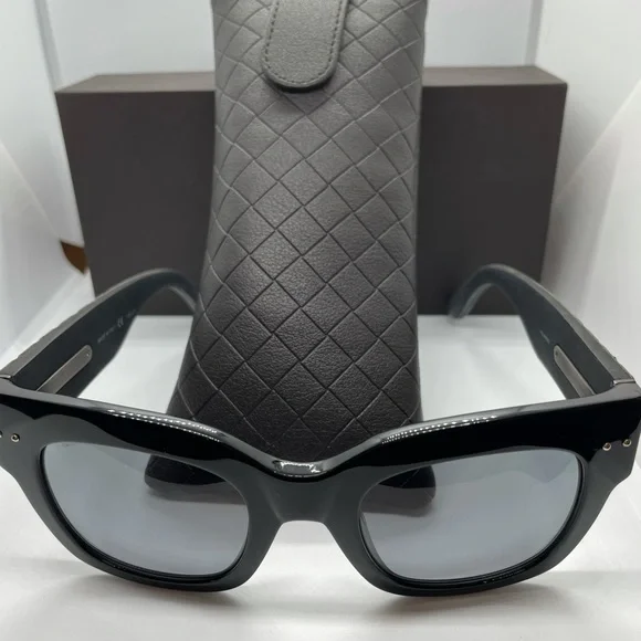 BN Bottega Veneta leather and acetate sunglasses - Picture 2 of 6